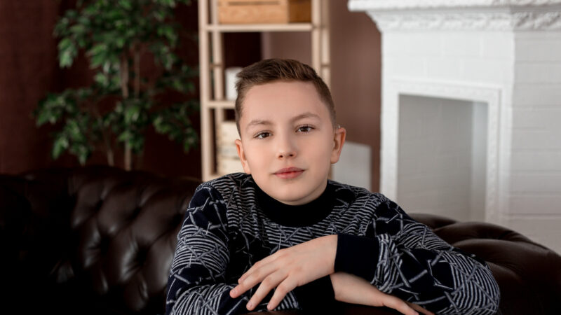 Русфонд собирает средства на слуховые аппараты Саше Бахтееву