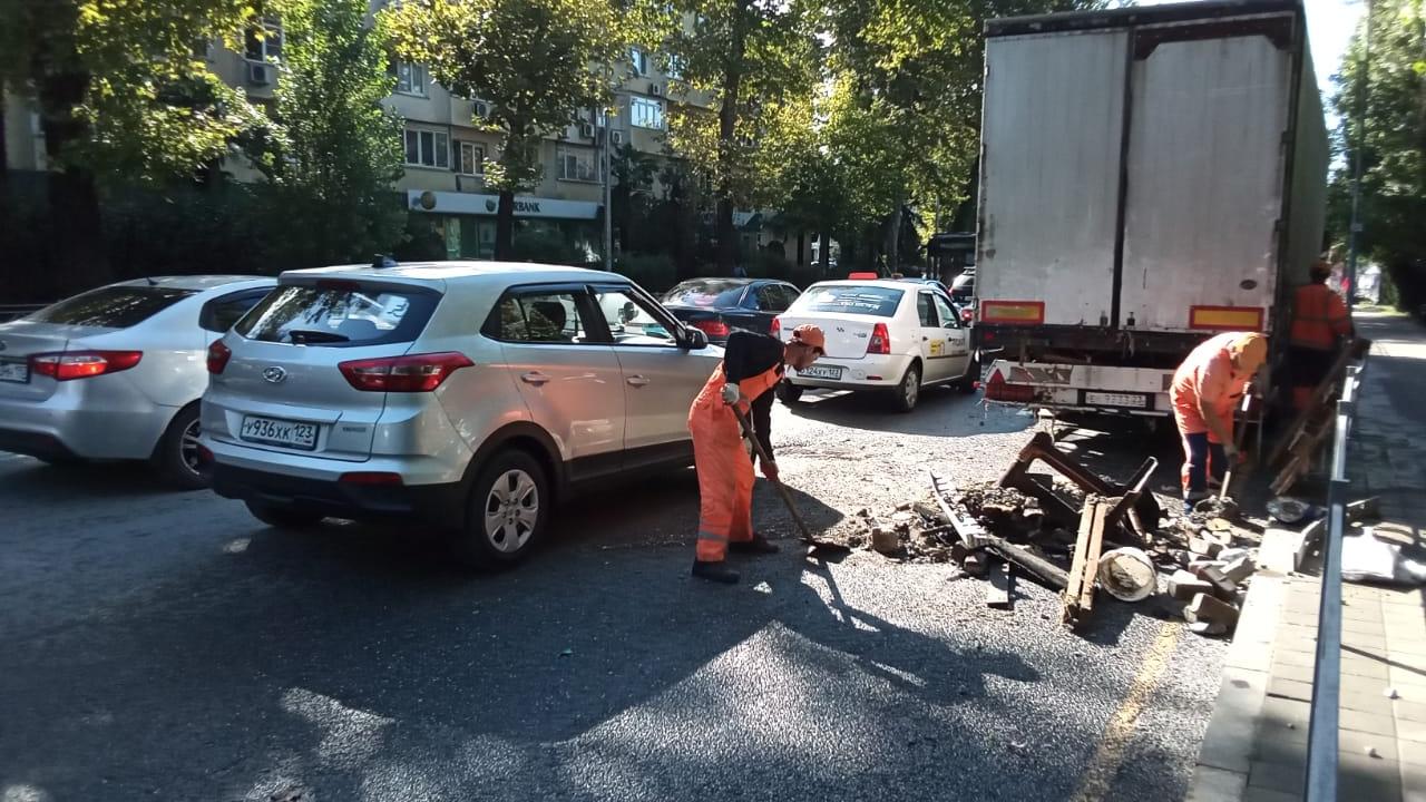 Штормовой удар: в Сочи устраняют последствия залпового ливня - Деловая Газета.Юг