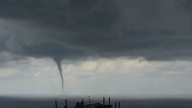 На Черноморском побережье Кубани объявили штормовое предупреждение по смерчам