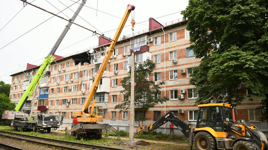В Краснодаре начали разбирать поврежденную часть крыши дома на улице Клинической