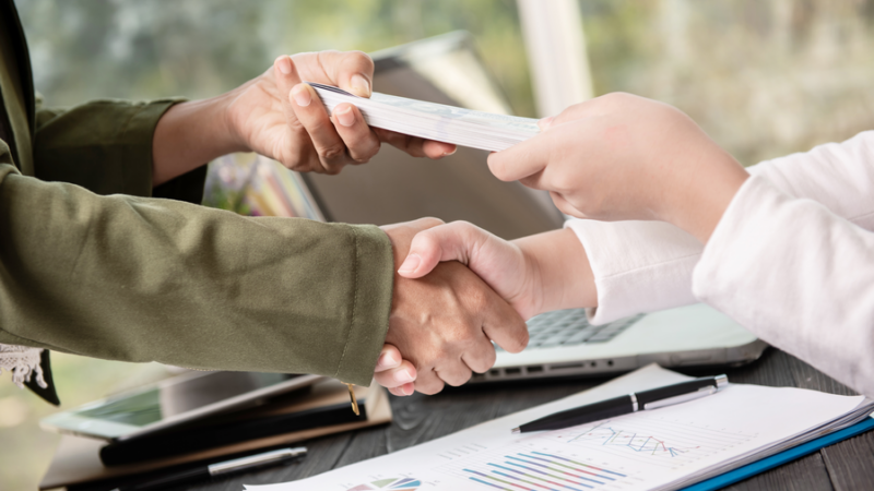 «Не ждать, пока объявят конкурс»: какие существуют гранты и премии для бизнеса