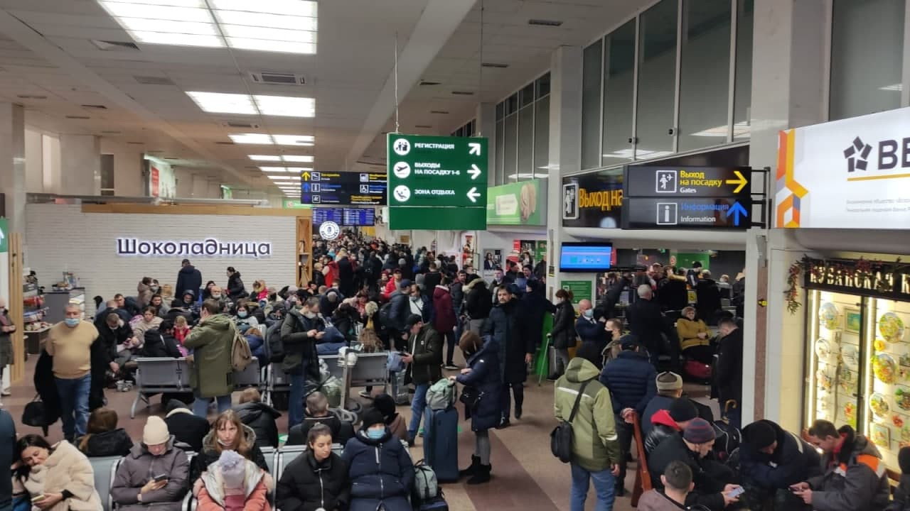 Аэропорт Краснодара приостановил работу до 12:00 часов из-за усиления снегопада