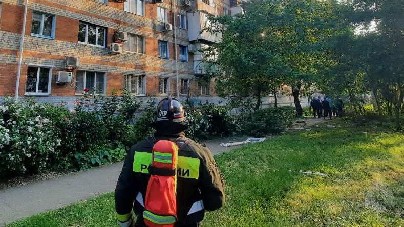 В Краснодаре потушили пожар в многоквартирном доме на улице Клинической