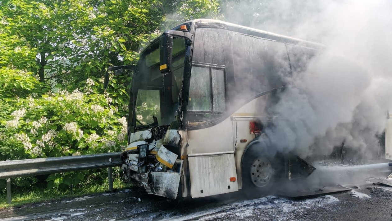 Два автобуса с детьми столкнулись на трассе Джубга-Сочи, один из них загорелся