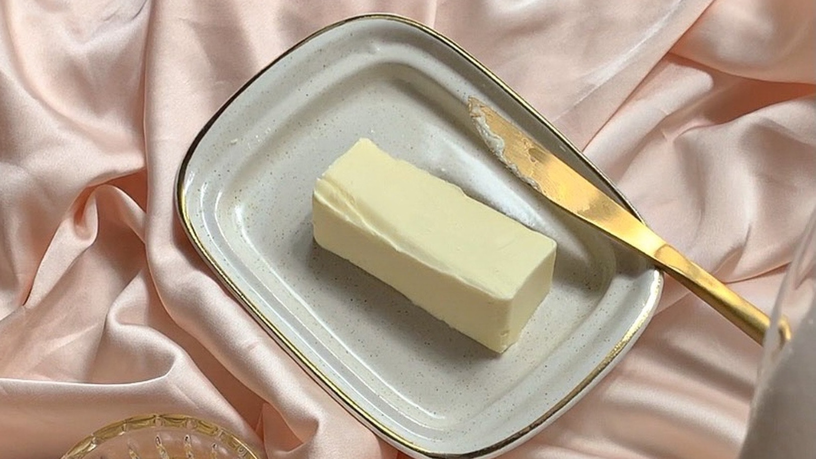 Масло маргарин. Со сливочным маслом 1 1. Натуральное сливочное масло. Кусочек сливочного масла. Масло сливочное.
