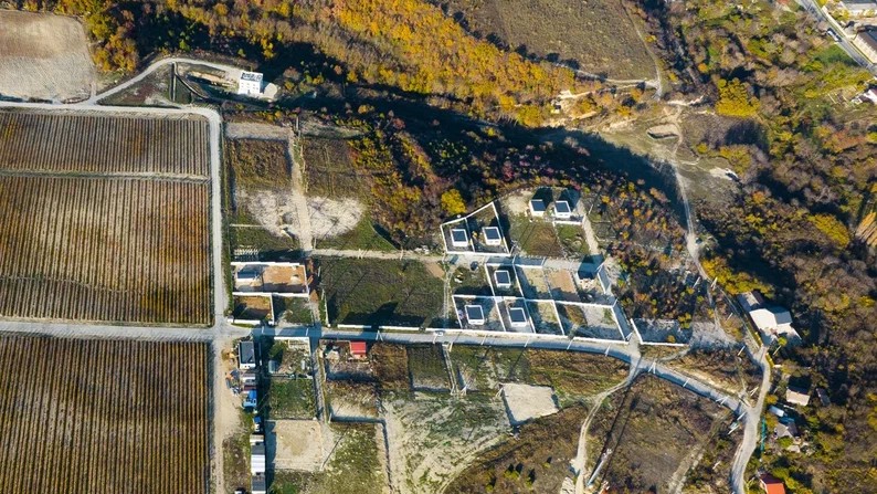 Власти Анапы выиграли суд о сносе коттеджей на сельхозземлях в Варваровке