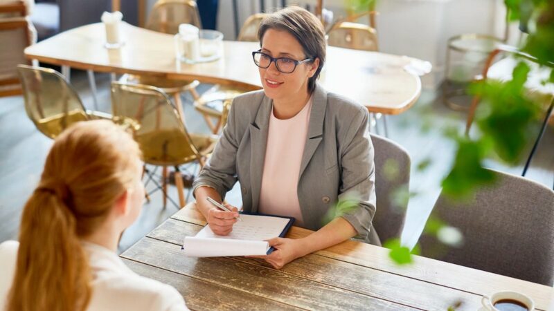 Курьер, тракторист и кровельщик: кому на Кубани готовы платить до 250 тыс рублей