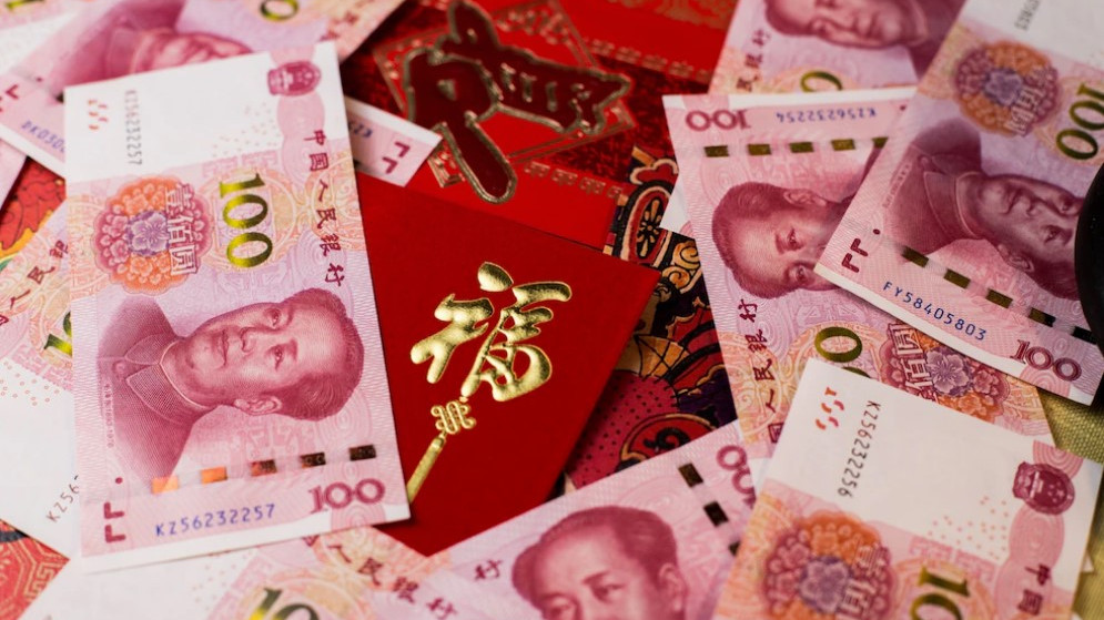 Валютный разворот на Восток: банки начали открывать счета и предоставлять гарантии в юанях