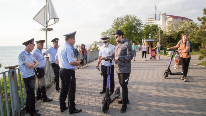 В Анапе ввели штрафы за электросамокаты и велосипеды по набережной