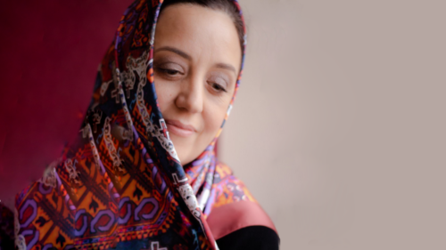 Восточные ковры и французские газеты в моде: как дизайнер перенесла национальные принты на платки и платья