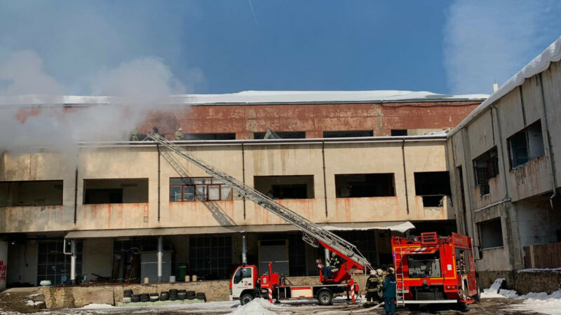 В Краснодаре в производственном здании произошел пожар площадью 200 кв. метров