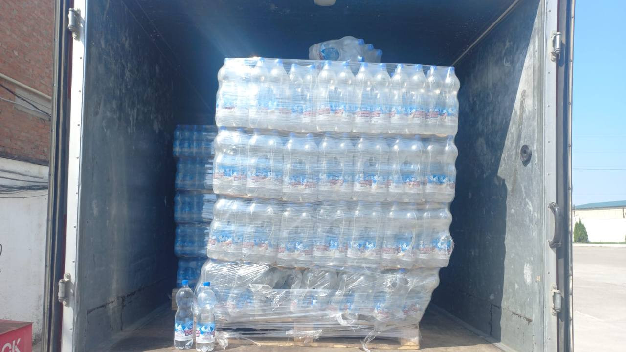 500 тонн воды. Тонна воды. Раздача воды Дон. 4 Тонны воды как выглядит. Волонтёры раздавали воду на м4.