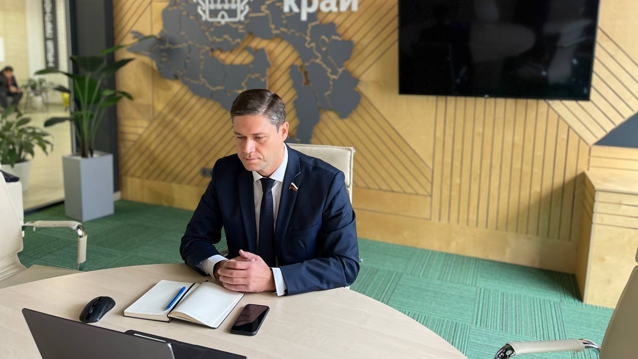 Инициативы депутатов и сенаторов. 450 депутатов госдумы. Заседание депутатов государственной думы. Инициативы депутатов и сенаторов. Чиновники госдумы.