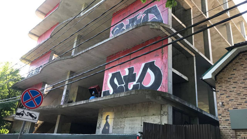 В Краснодаре начали снос долгостроя на улице Ставропольской
