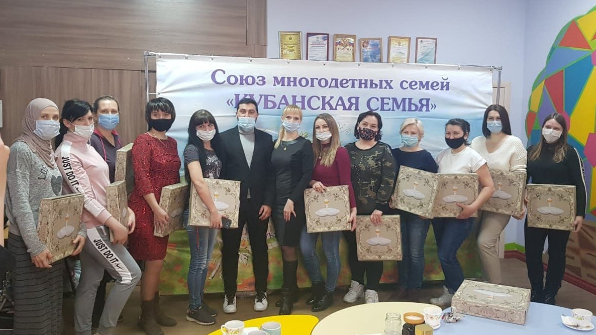 Депутат Гордумы Краснодара поздравил многодетных матерей с 8 Марта