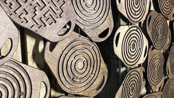 «От скуки на работе»: как супруги из Новотитаровской запустили бизнес деревянных изделий