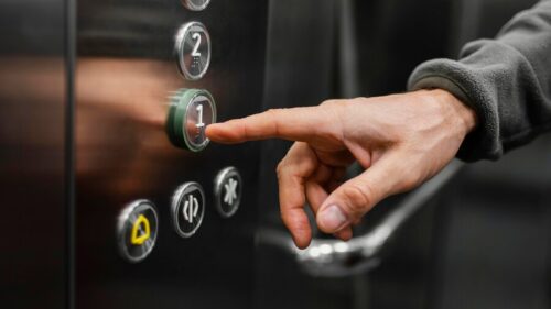 На Дону в 2024 году замедлится программа замены старых лифтов