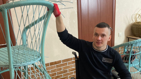 Паяльник, руки и фантазия: как житель Краснодара с инвалидностью реализовал себя в плетении мебели