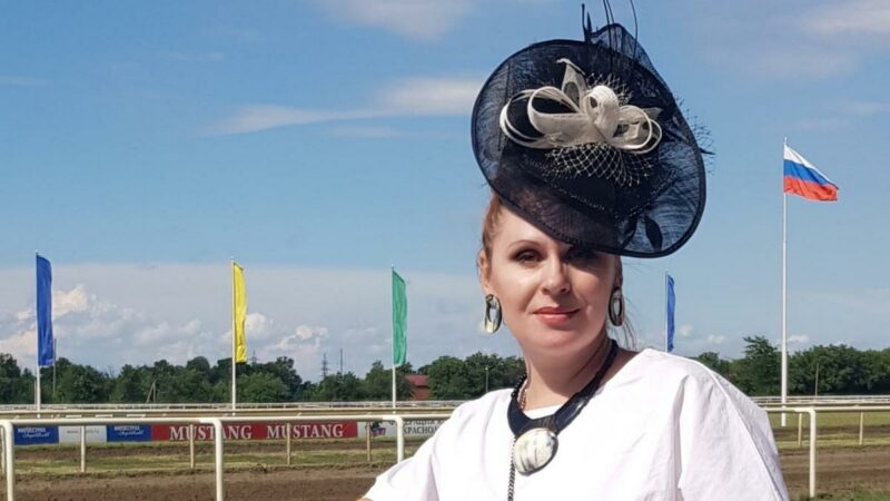 На особый случай: как жительница из Краснодара начала создавать шляпки благодаря работе на ипподроме