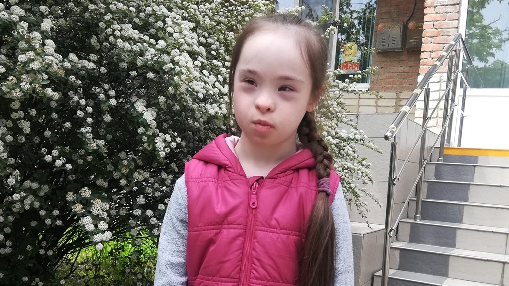 Русфонд собирает средства на слуховые аппараты для 8-летней Саши Салий