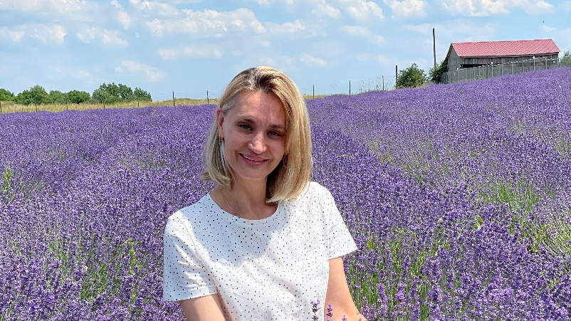 «Из куска глины рождается цветок»: как бывший судебный исполнитель из Сочи стала мастером холодного фарфора