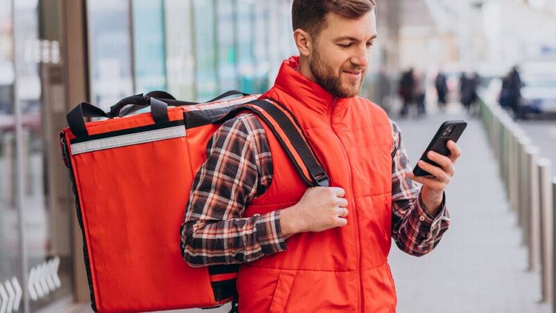 В Краснодаре в 2023 году спрос на курьеров вырос в 3,7 раза