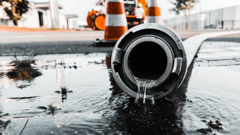 В Новочеркасске начали замену участка аварийного коллектора