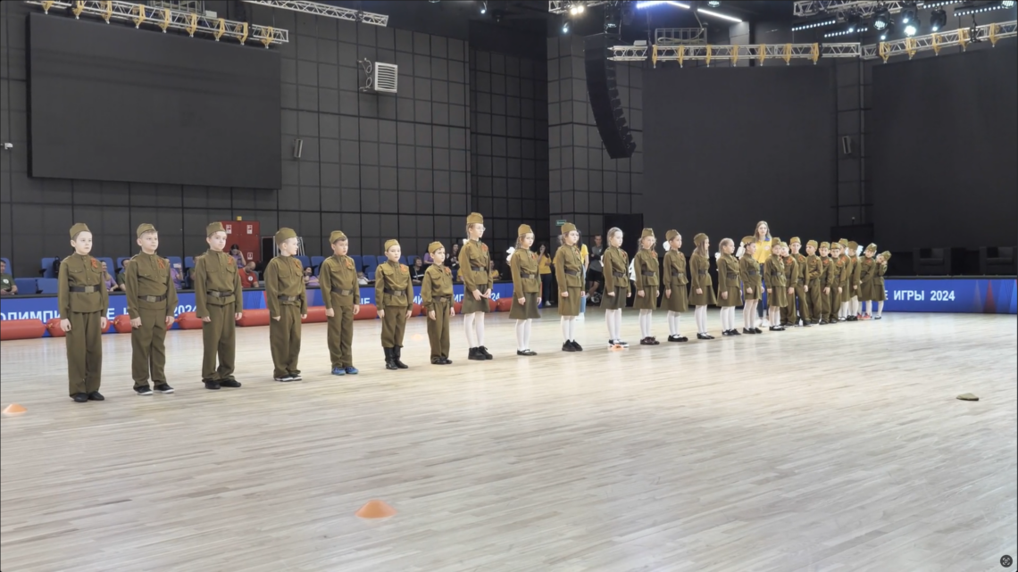 Педагог и ученик. Много веселых детей. Школа счастливое детство. Дети в кругу. Школа счастливое детство.