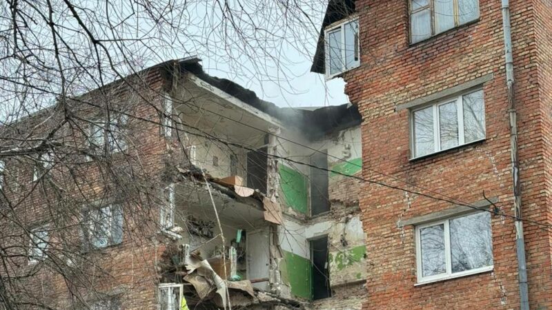 На Дону жителям дома, часть стены которого обрушилась, выплатят матпомощь