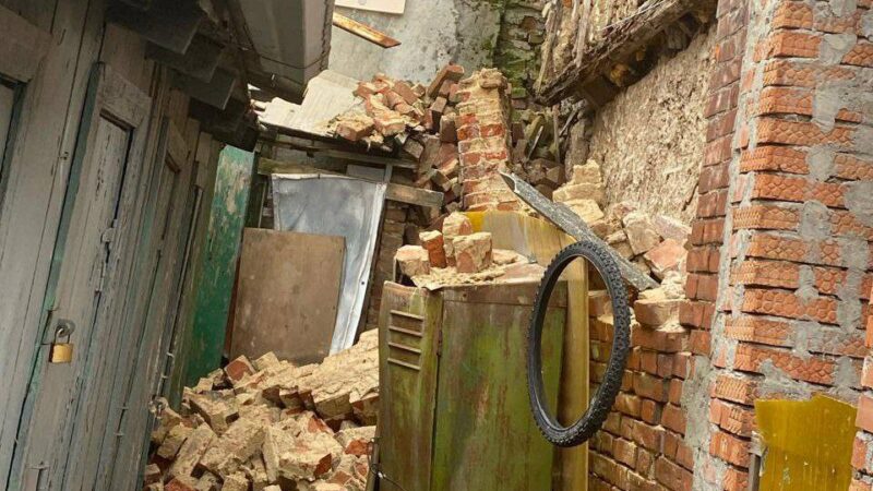 В Ростове ввели режим ЧС из-за обрушения стены дома 1917 года